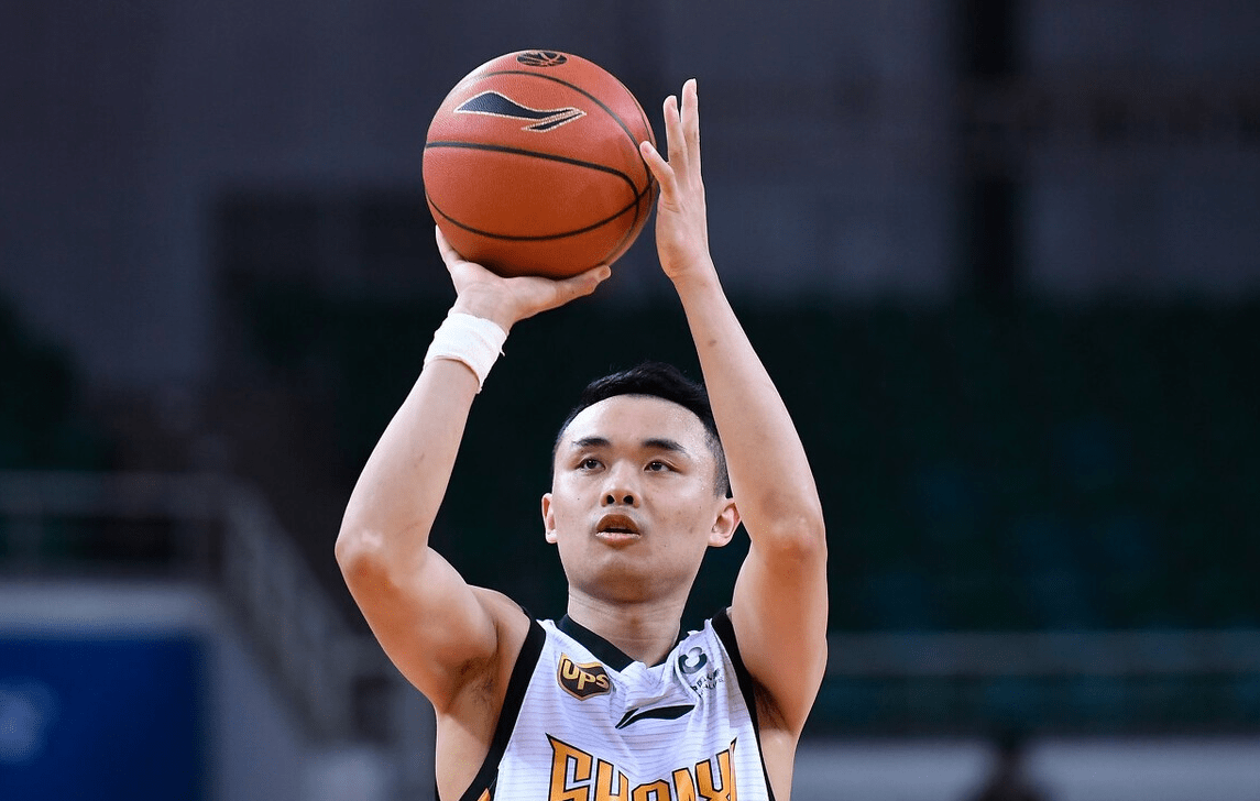 法兰克福训练开放日，集结日临场应变引欢呼，CBA季后赛在即，年轻球员得到机会的简单介绍-满冠网页版